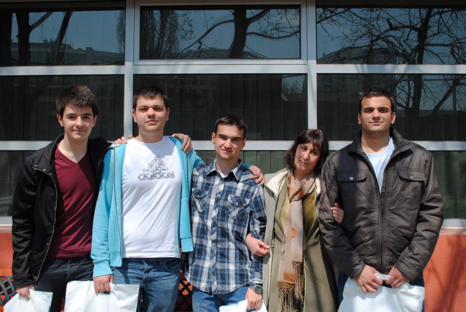 Малка група ученици от Cisco Academy на ТУЕС с инструктор на открито