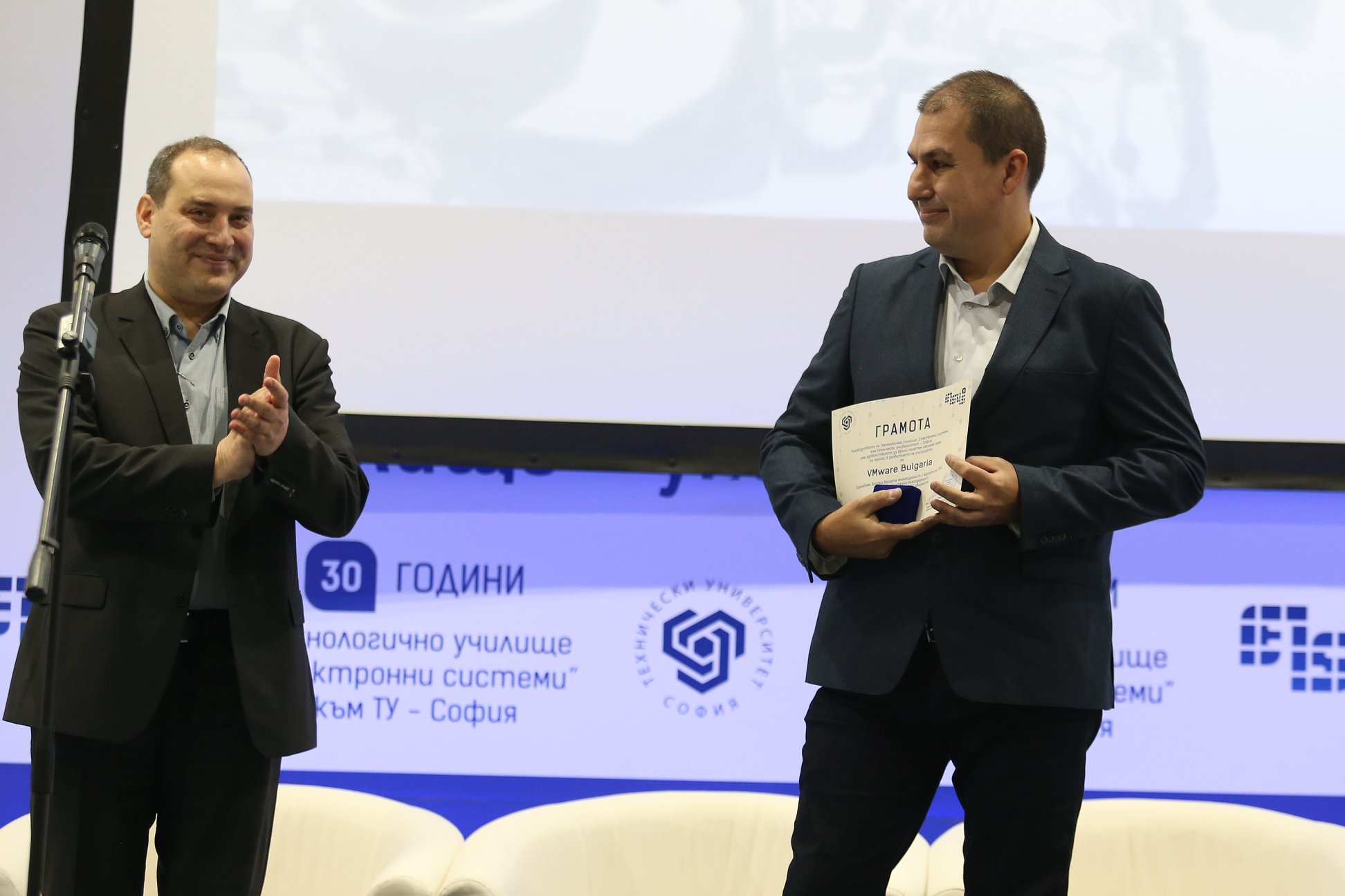 Представител на VMware България получава грамота на юбилейната конференция на ТУЕС