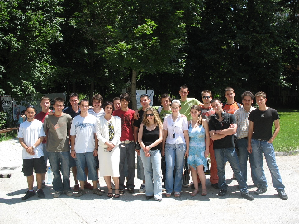 Групова снимка на ученици от Cisco Academy на ТУЕС в парк по време на международно състезателно пътуване