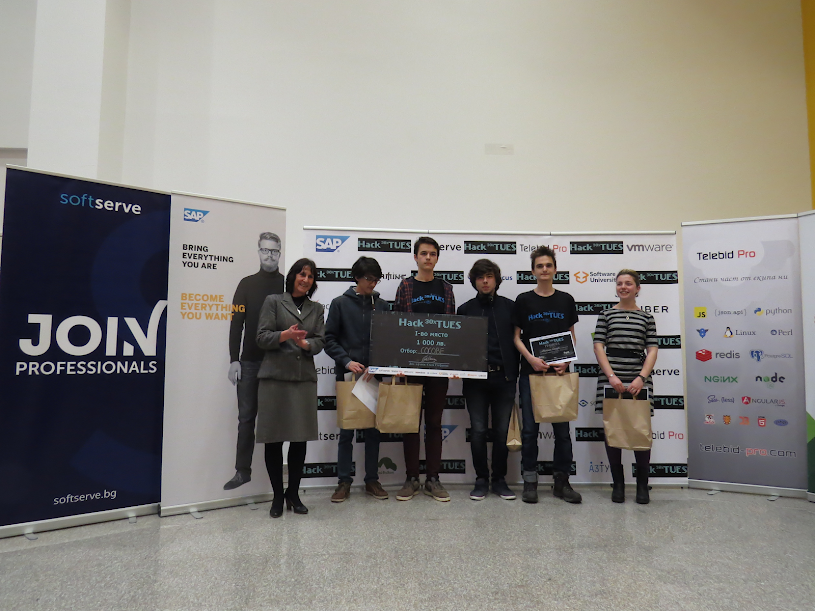 Церемония по награждаване на Hack TUES с банери на спонсорите SoftServe и SAP