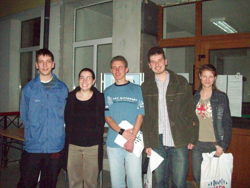 Малка група ученици от Cisco Academy на ТУЕС и инструктор на закрито