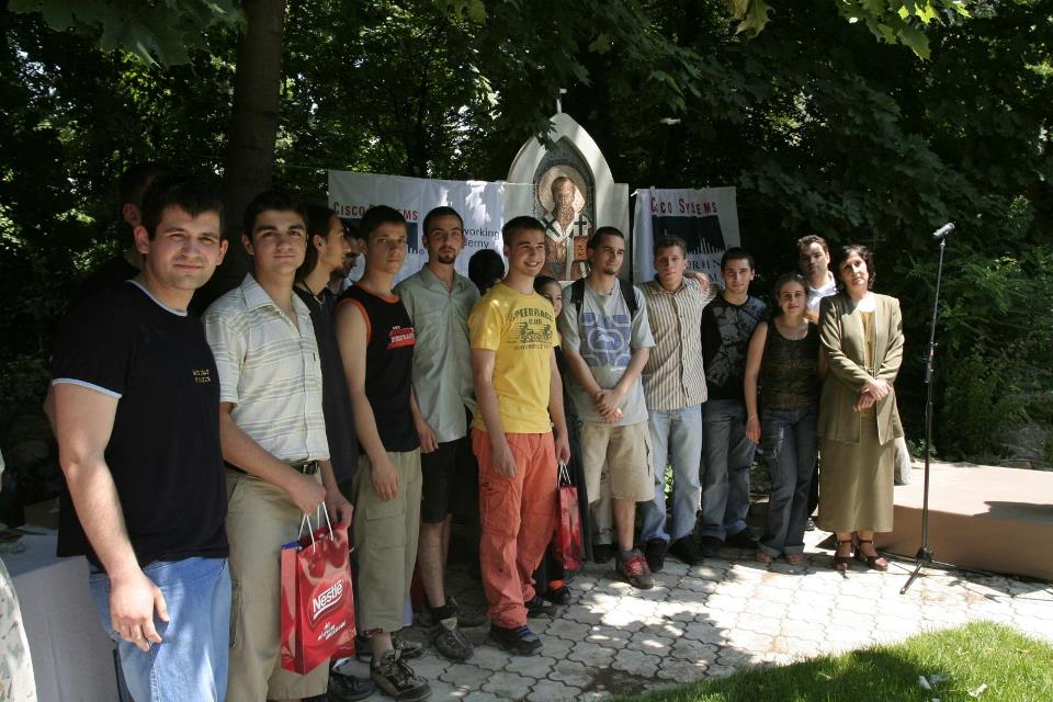 Групова снимка от церемония на открито на Cisco Systems Networking Academy в ТУЕС