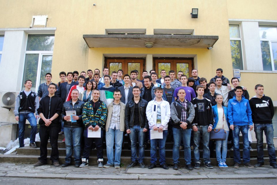 Ученици от Cisco Academy на ТУЕС държат сертификати за завършен курс CCNA