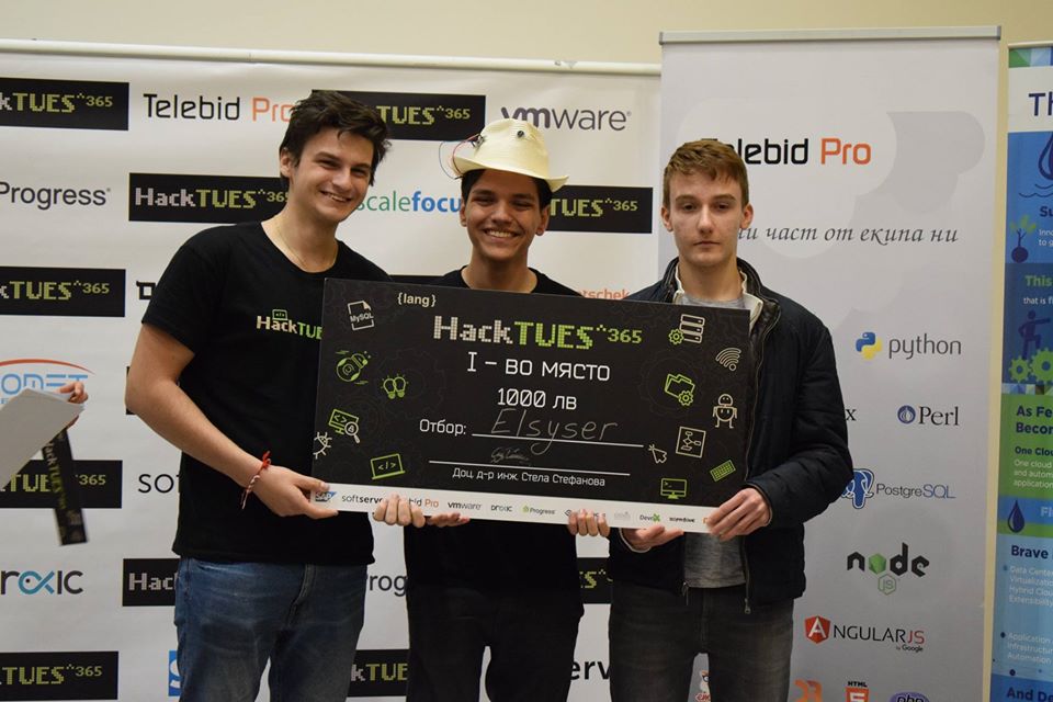 Церемония по награждаване на Hack TUES 365, отбор Elsyser получава първо място