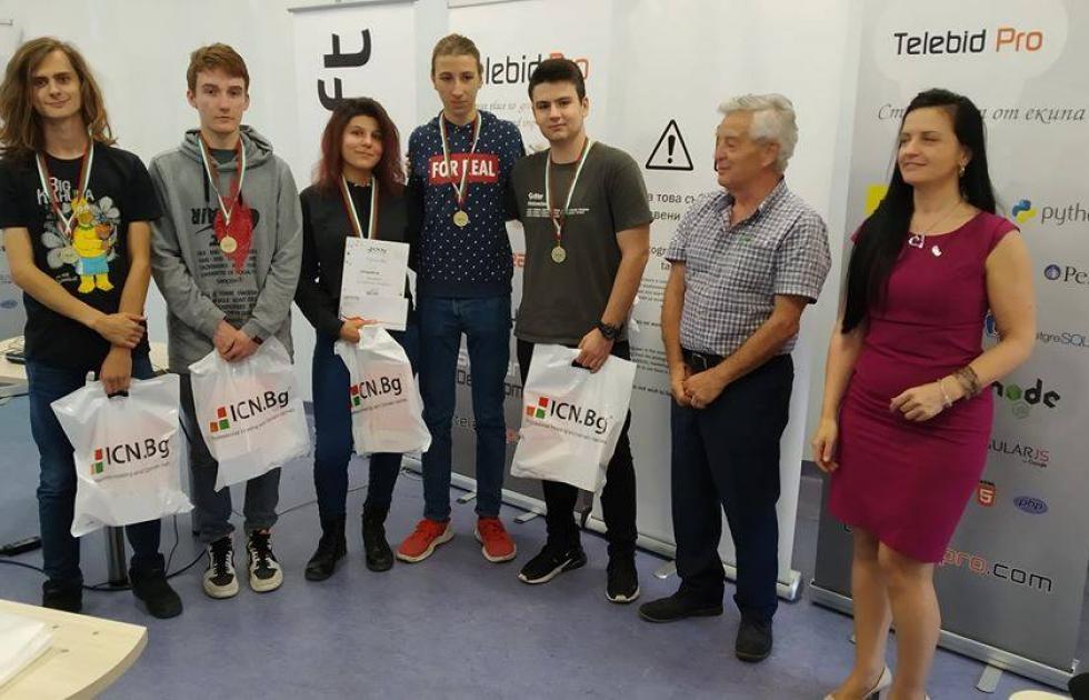 Ученици от ТУЕС с медали на церемония по награждаване от състезание по компютърни мрежи