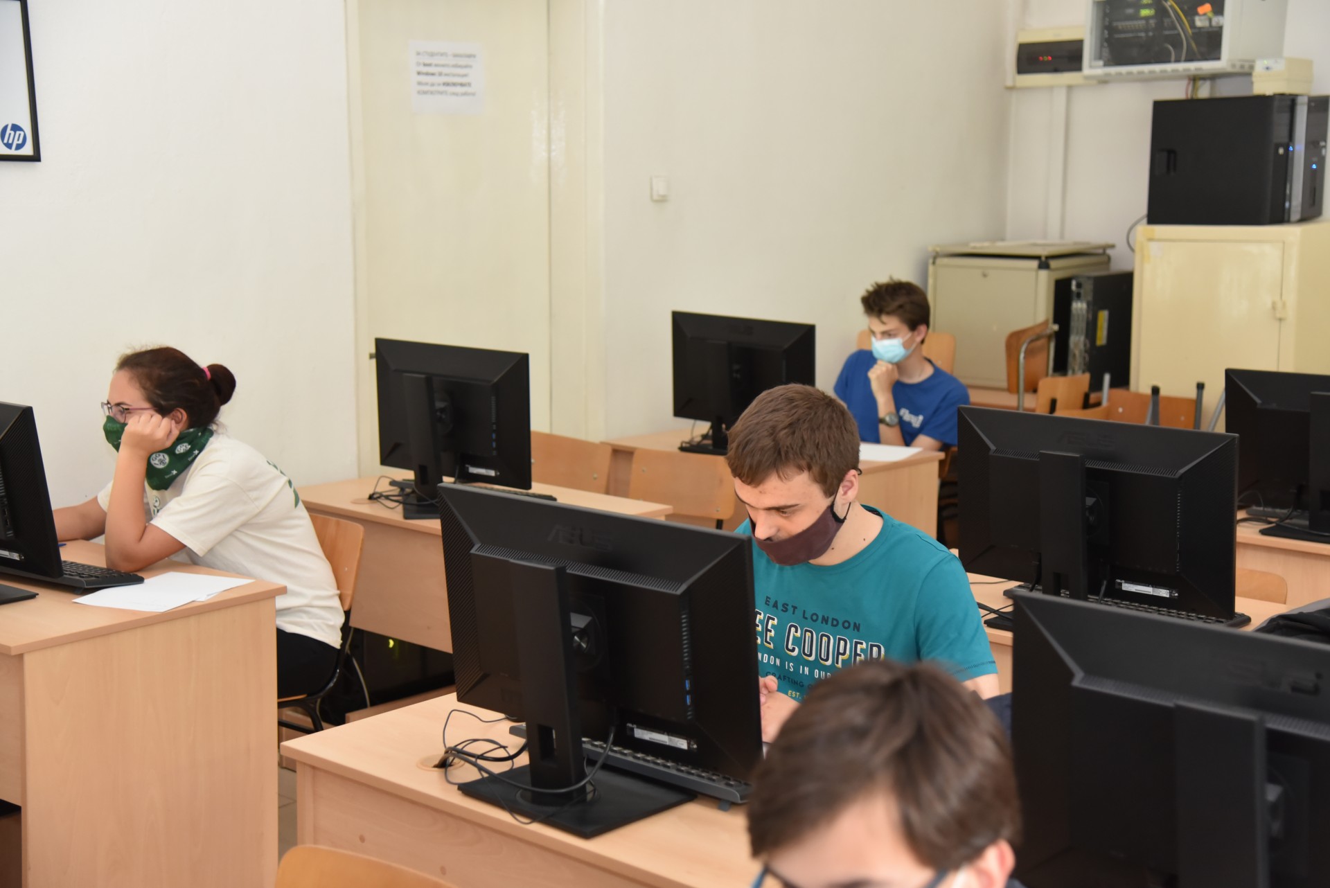Ученици от ТУЕС на компютърни терминали, с видим брандинг на HP, на Националното състезание по компютърни мрежи 2021 г.