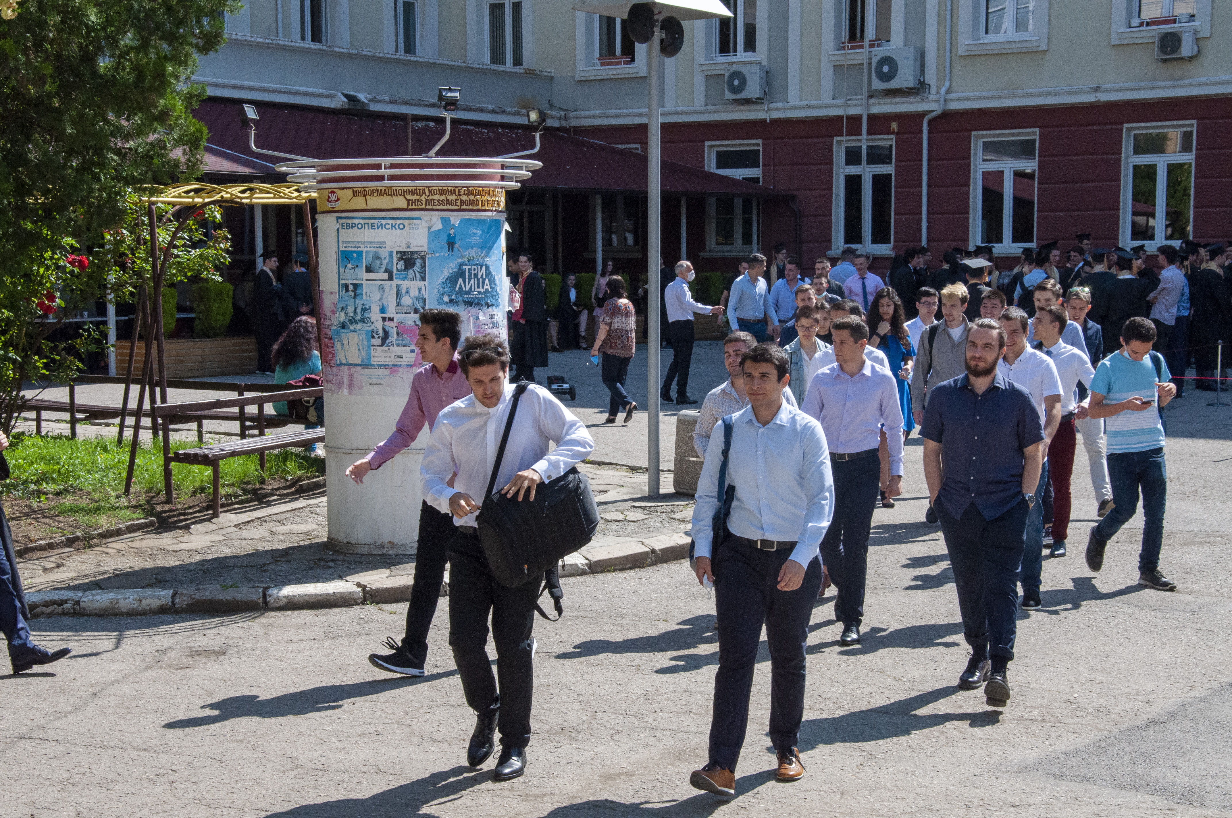 Ученици и абитуриенти се събират пред училището в деня на дипломирането