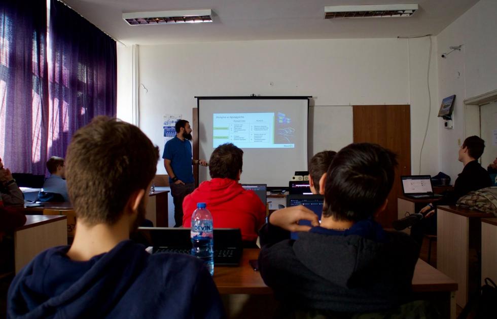 Гост-лектор представя слайдове пред ученици от ТУЕС по време на Inspiration Talks