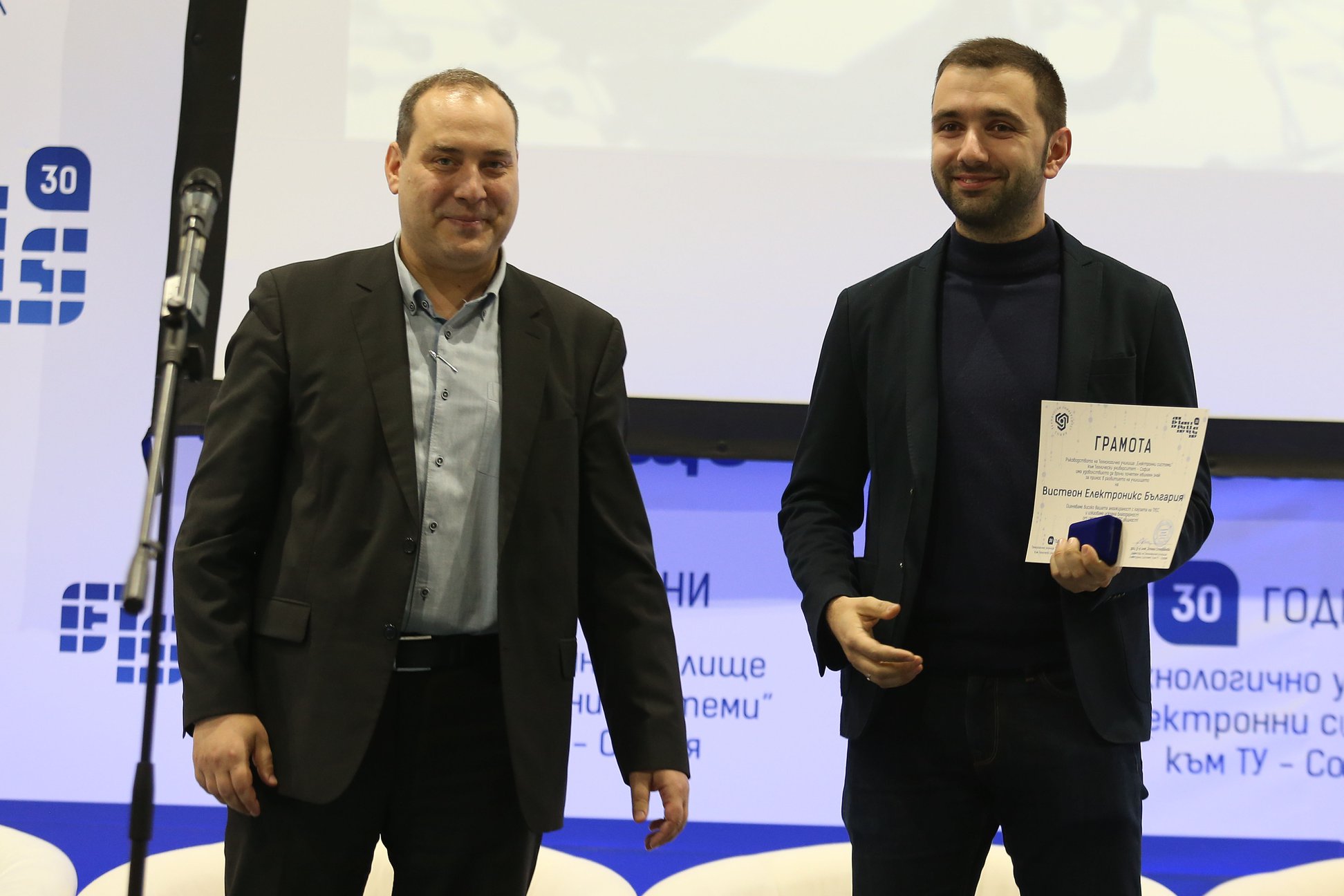 Представител на Visteon Electronics България получава грамота