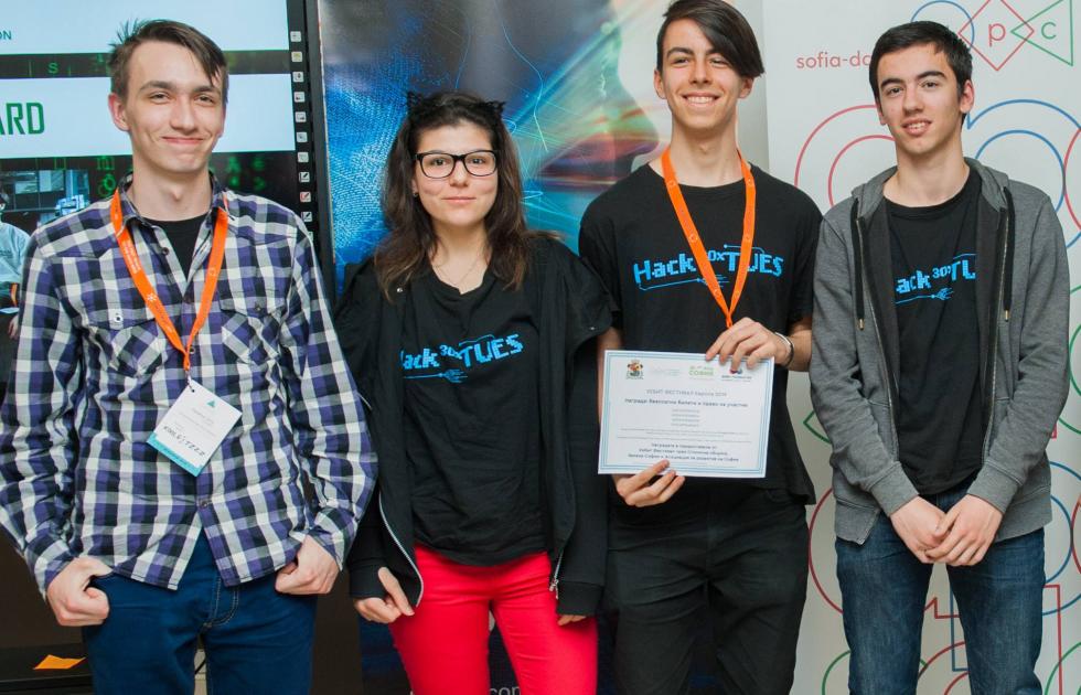 Ученици от ТУЕС в тениски на Hack 30xTUES държат грамота