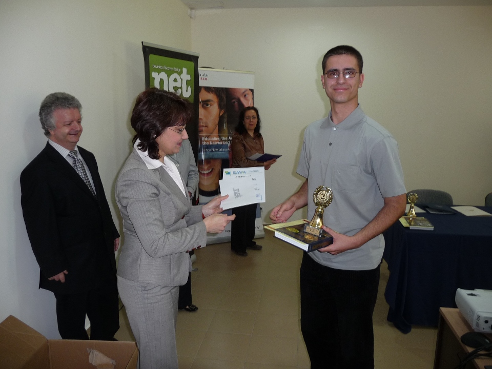 Ученик от Cisco Academy на ТУЕС получава купа и книга като награда на закрито