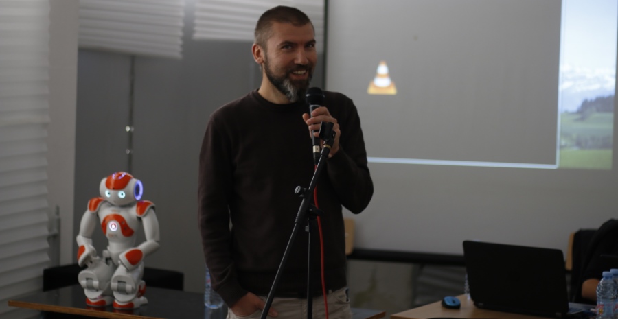 Гост-лектор изнася лекция от Inspiration Talks до хуманоидния робот NAO