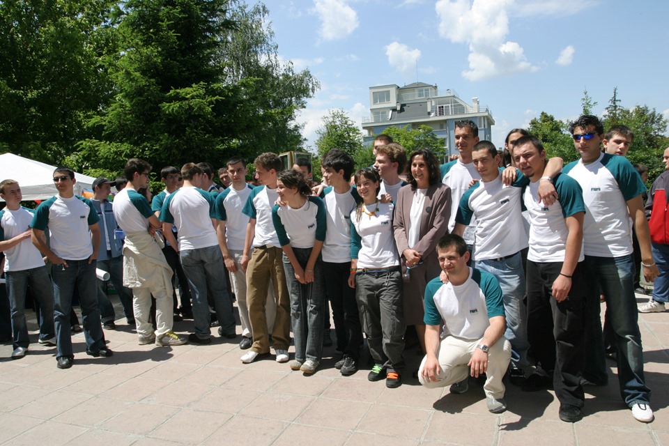 Групова снимка на открито на ученици от Cisco Academy на ТУЕС в екипни тениски