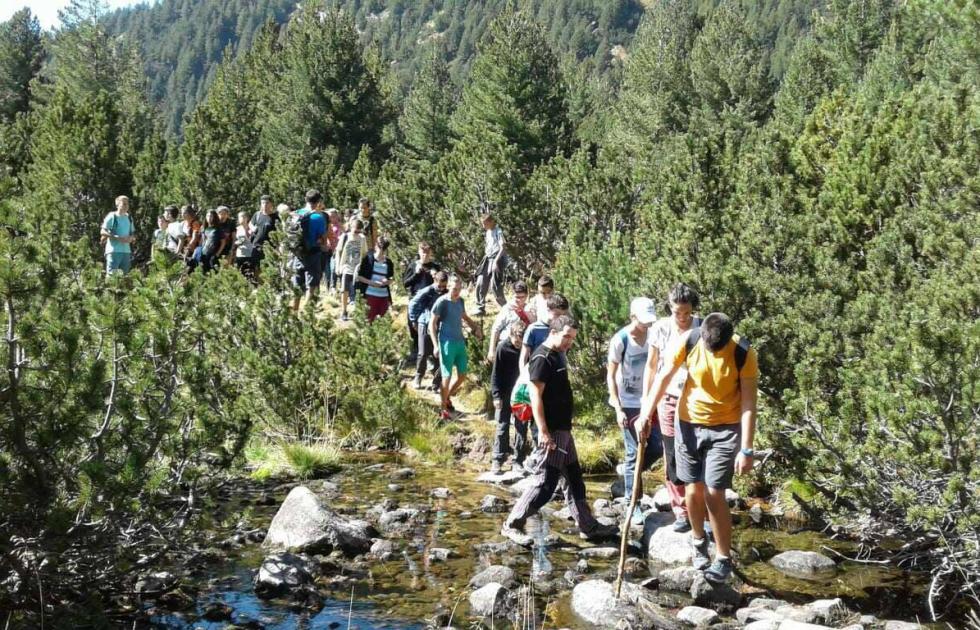 Ученици от ТУЕС преминават през планински поток по време на Зелено училище
