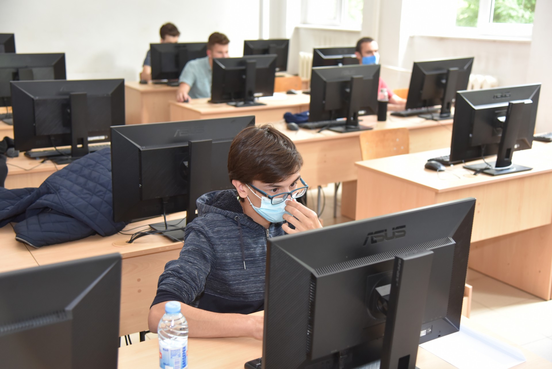 Ученик от ТУЕС на компютър в изпитната зала на Националното състезание по компютърни мрежи 2021 г.