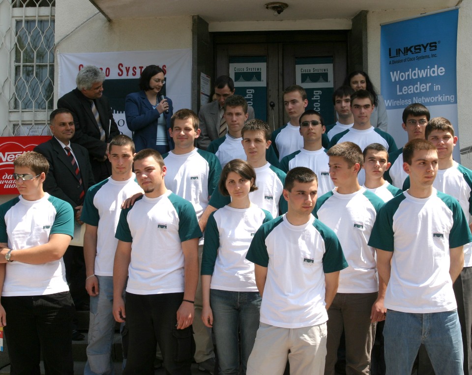 Ученици от Cisco Academy на ТУЕС на церемония по награждаване на открито с банери на Cisco Systems и Linksys