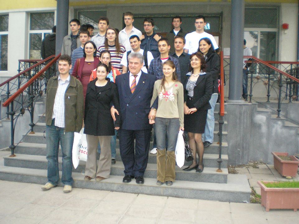 Групова снимка на ученици от Cisco Academy на ТУЕС на официално стълбище с официален гост