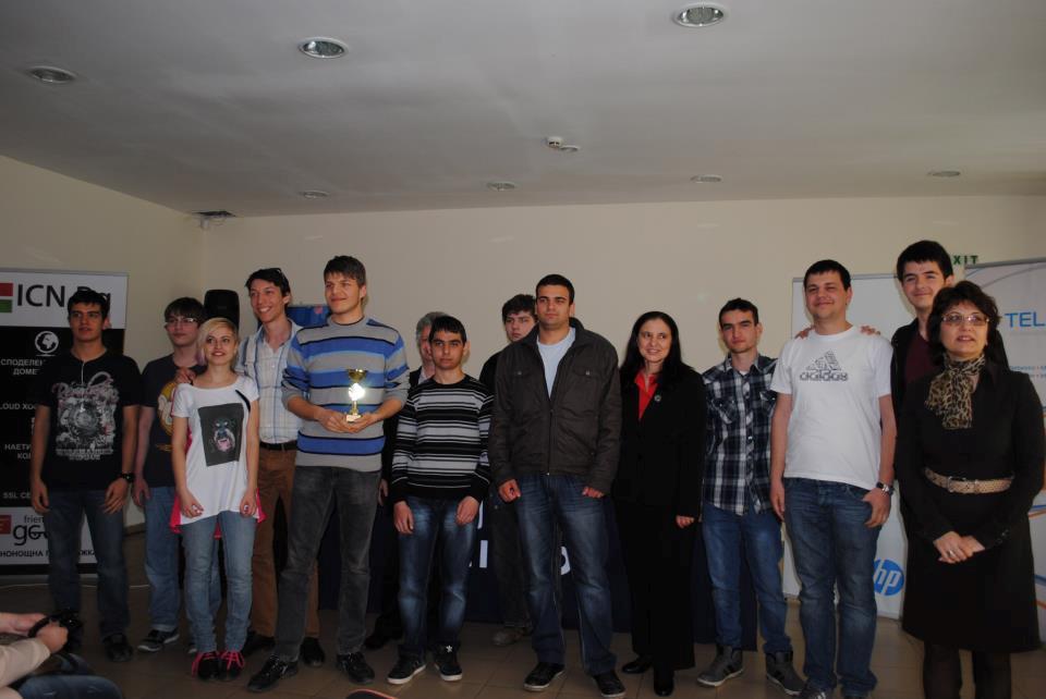 Ученици от Cisco Academy на ТУЕС на церемония по награждаване на закрито, държащи купа